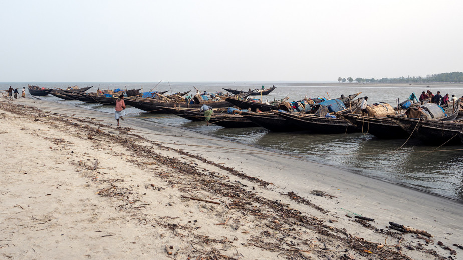 FishingBoatsAtBeach16x9_OM53278