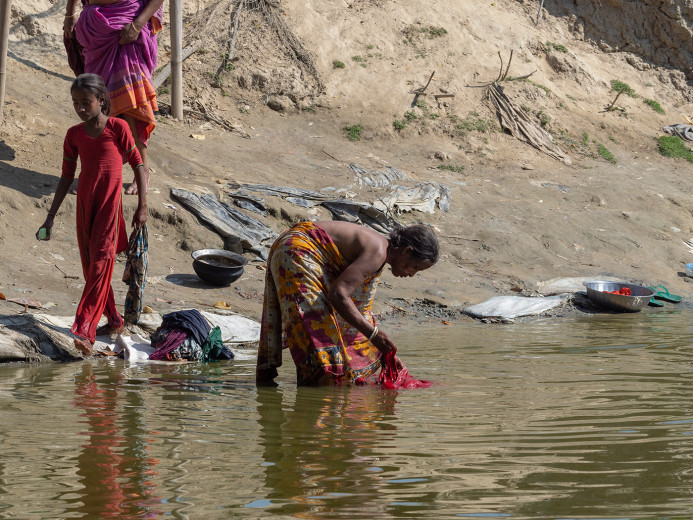 WomanDoingLaundry_OM01876