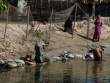 WomenDoingLaundry_OM01874