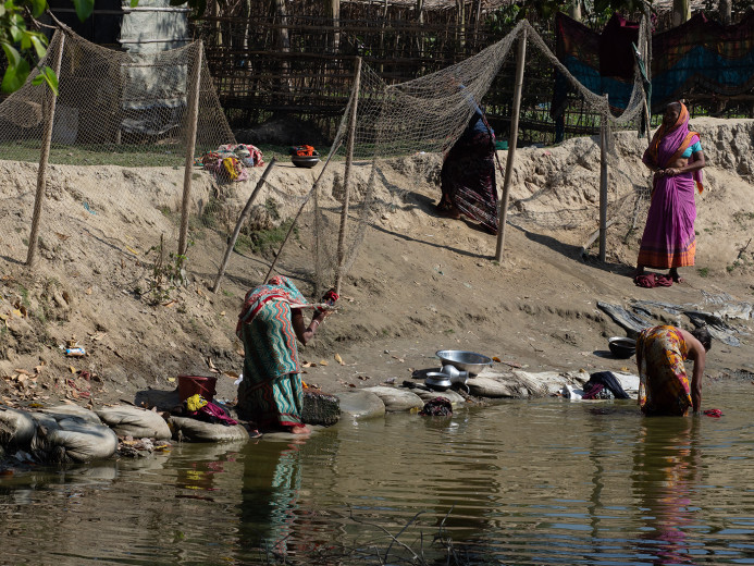 WomenDoingLaundry_OM01874