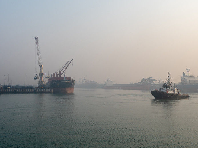 CoalShipAndTug_OM52095