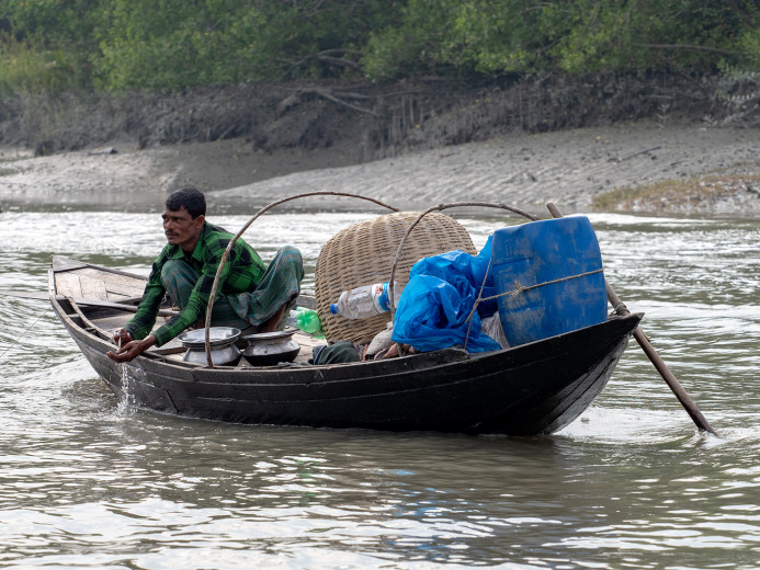 BoatOnRiver_OM01341