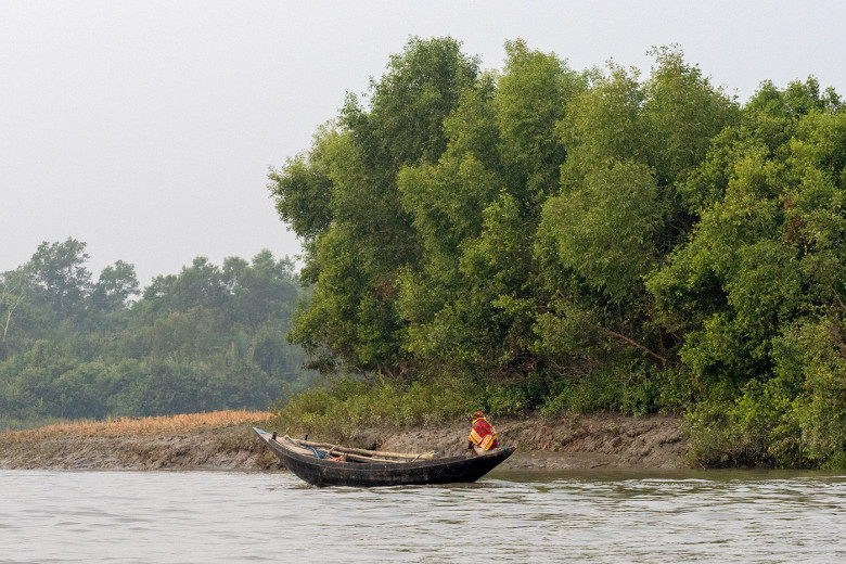 BoatOnRiver_OM01230
