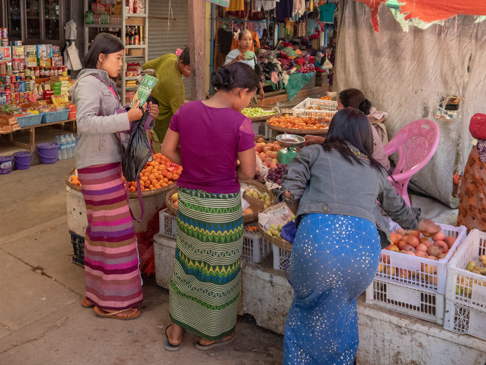 BuyingVeggies_OM54271