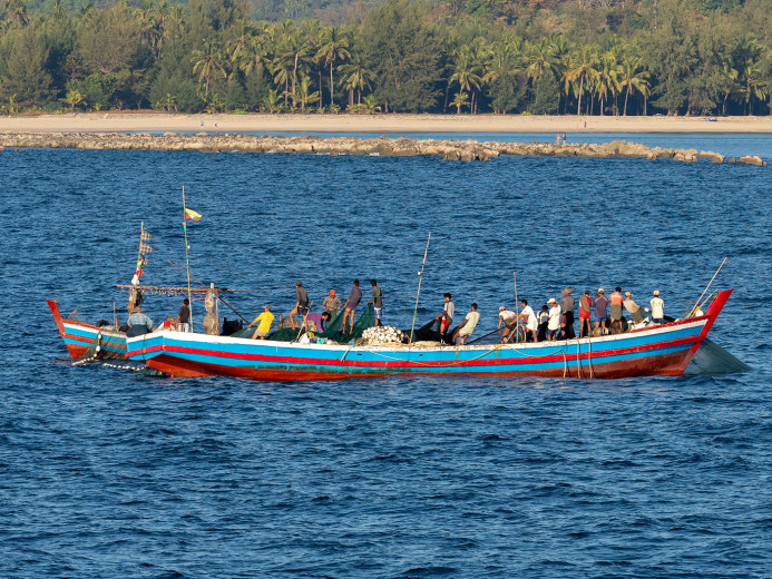 FishermenPullingNet_OM01949