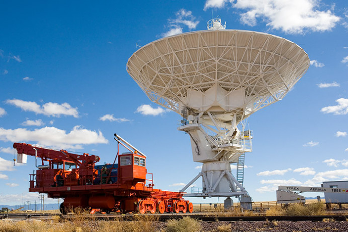 Antenna with tractor to move it
