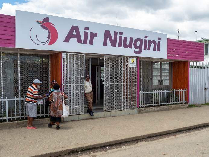 AirNiuginiMountHagenOffice_OM69985