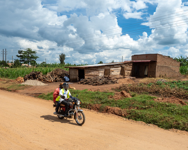 MenOnMotorbike_OM64904