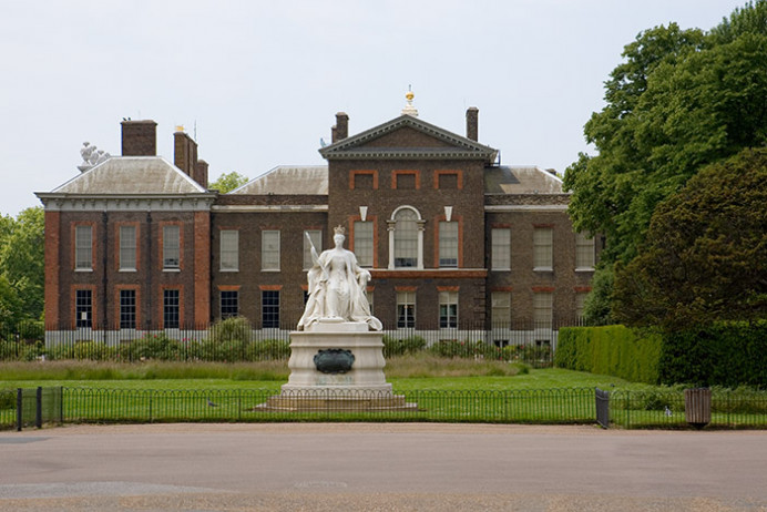 Kensington Palace and Queen Victoria statue