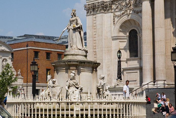Statue in front of St. Paul's Cathedral