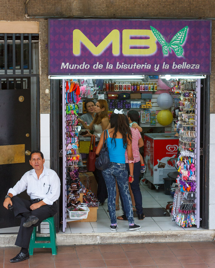 World of costume jewelry and beauty. Guayaquil.
