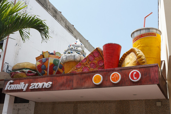 Family-friendly food plus video games, internet, and telephone! Guayaquil.