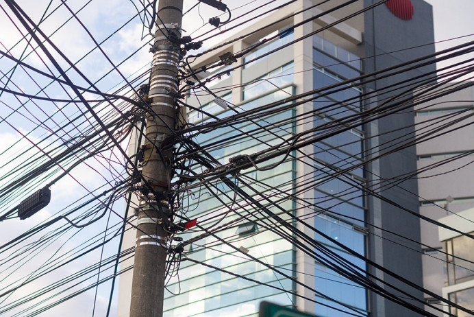Exposed wiring. Typical. Quito.